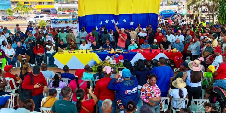 Comunas de Sucre reciben financiamiento para 11 proyectos comunitarios durante despliegue del gobernador Luis Caldera