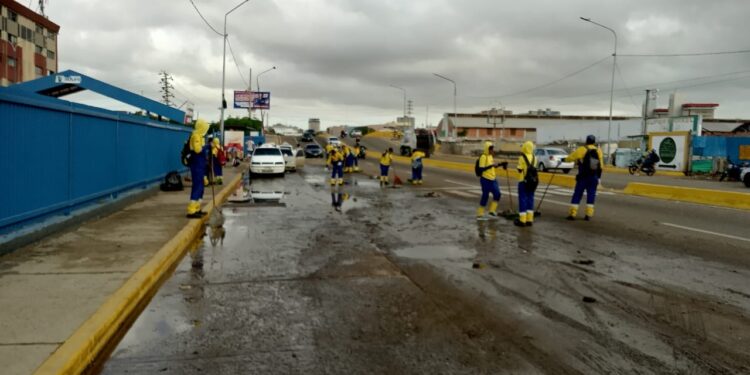 Despliegue de la Alcaldía de MaracaiboIMA despejó desechos arrastrados por la lluvia en adyacencias del Terminal de Pasajeros
