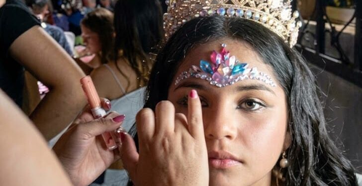 ​Una noche mágica e inolvidable: Valeria Chirinos celebró sus 15 primaveras entre ritmo, sorpresas, brillo y piscina.
