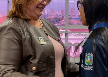 Inician fase de practicas: Dessiree Fernández recibe a estudiantes de educación diversificada