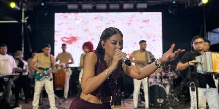 Jean Carlos Centeno, Felipe Peláez, Jorge Celedon y Ámbar García en Concierto de Vallenato