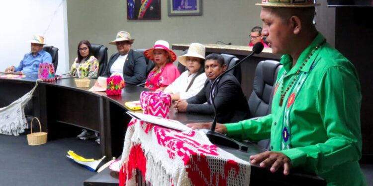 Honor a nuestras raíces: Concejo Municipal realiza Sesión Solemne por el Día de la Resistencia Indígena