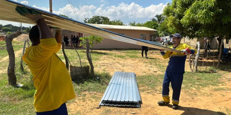 Alcaldía de Maracaibo entrega 200 láminas de zinc a familias afectadas por lluvias en Idelfonso Vásquez